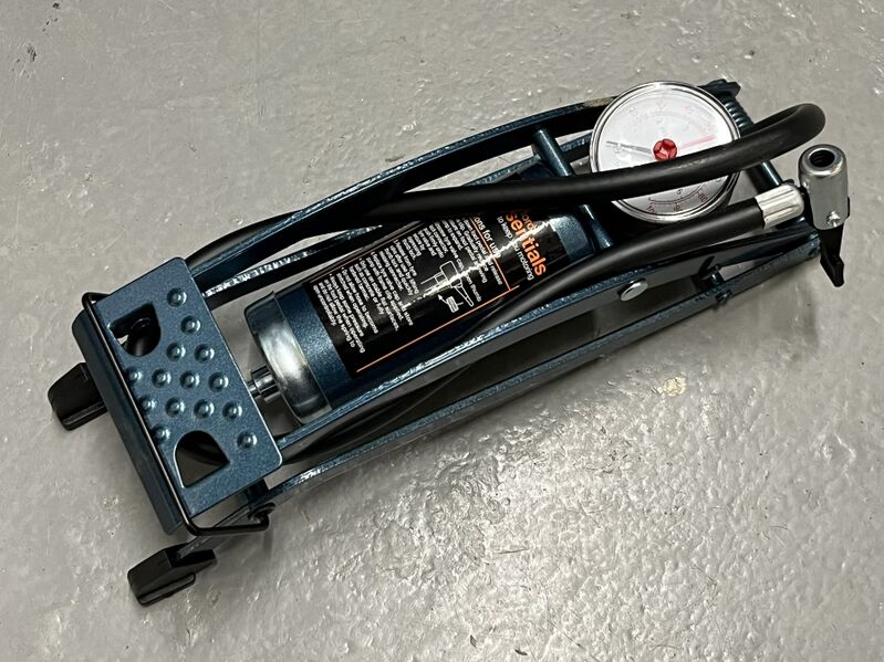 File:Halfords Essentials Metal Barrel Foot Pump and Gauge.jpg