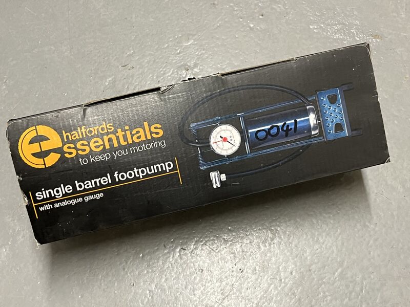 File:Halfords Essentials Metal Barrel Foot Pump and Gauge Box.jpg