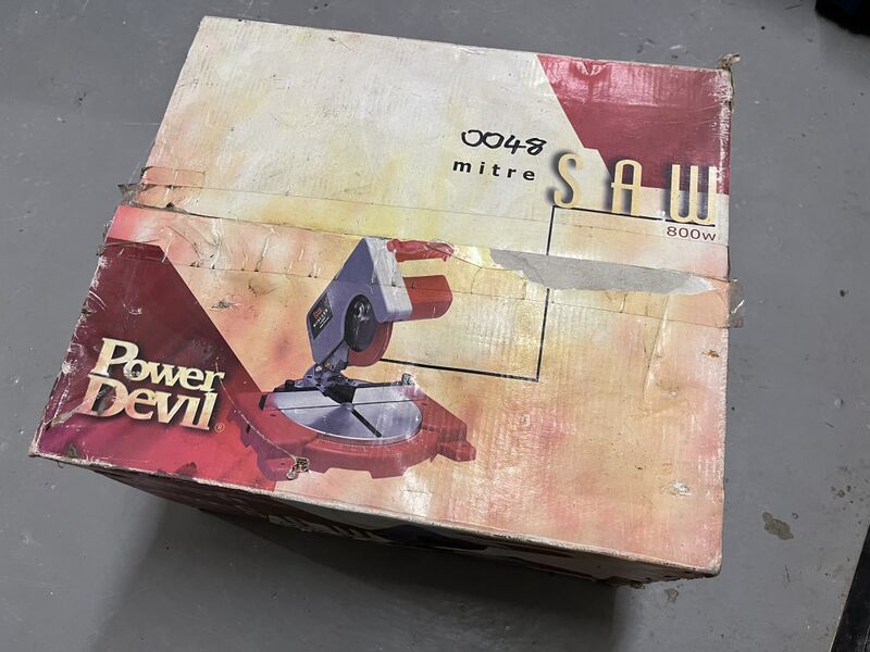 File:Power Devil 800w Mitre Saw PDW5013 Box.jpg